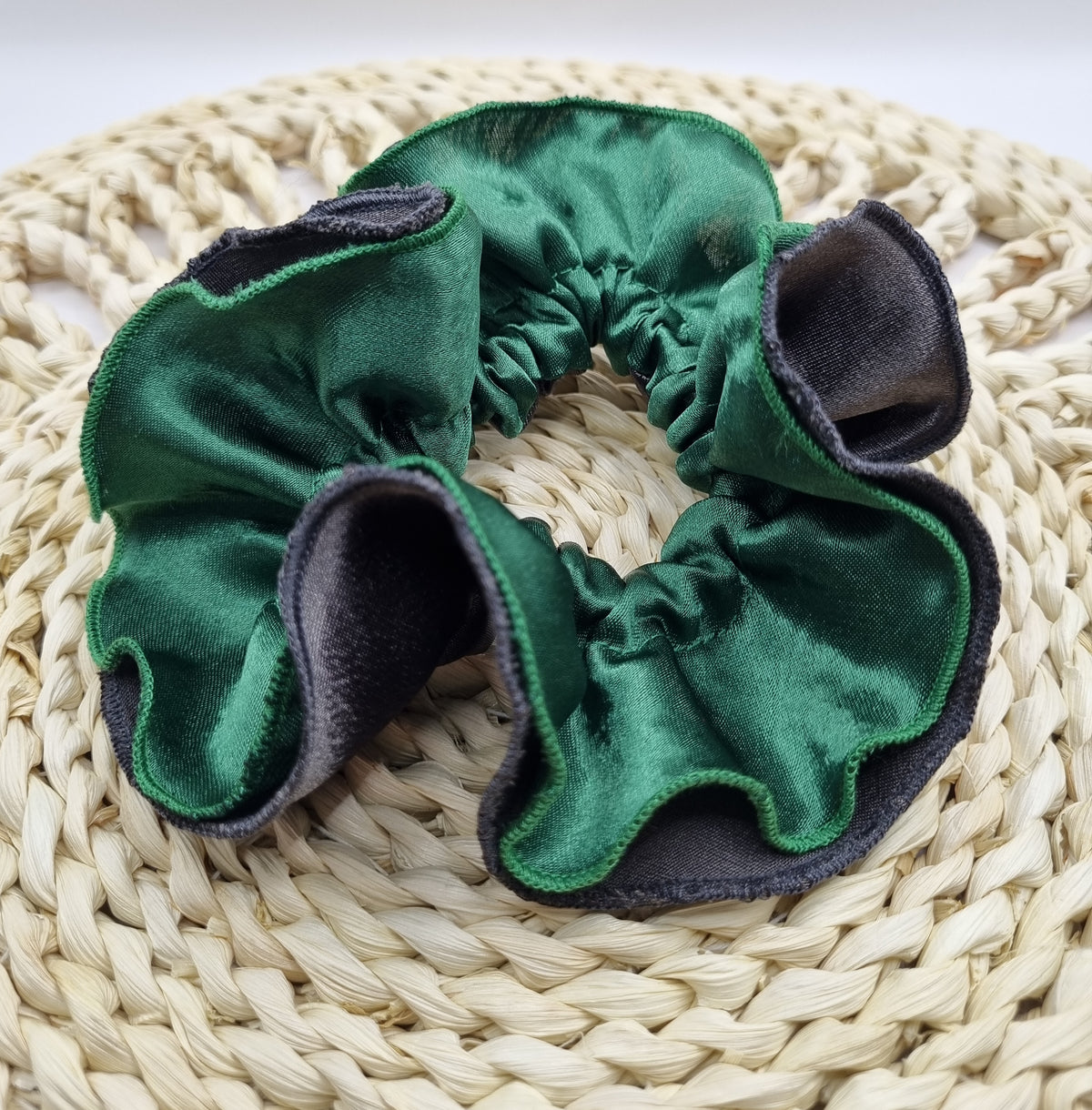 Scrunchie Bicolor Gris satinado y verde oscuro