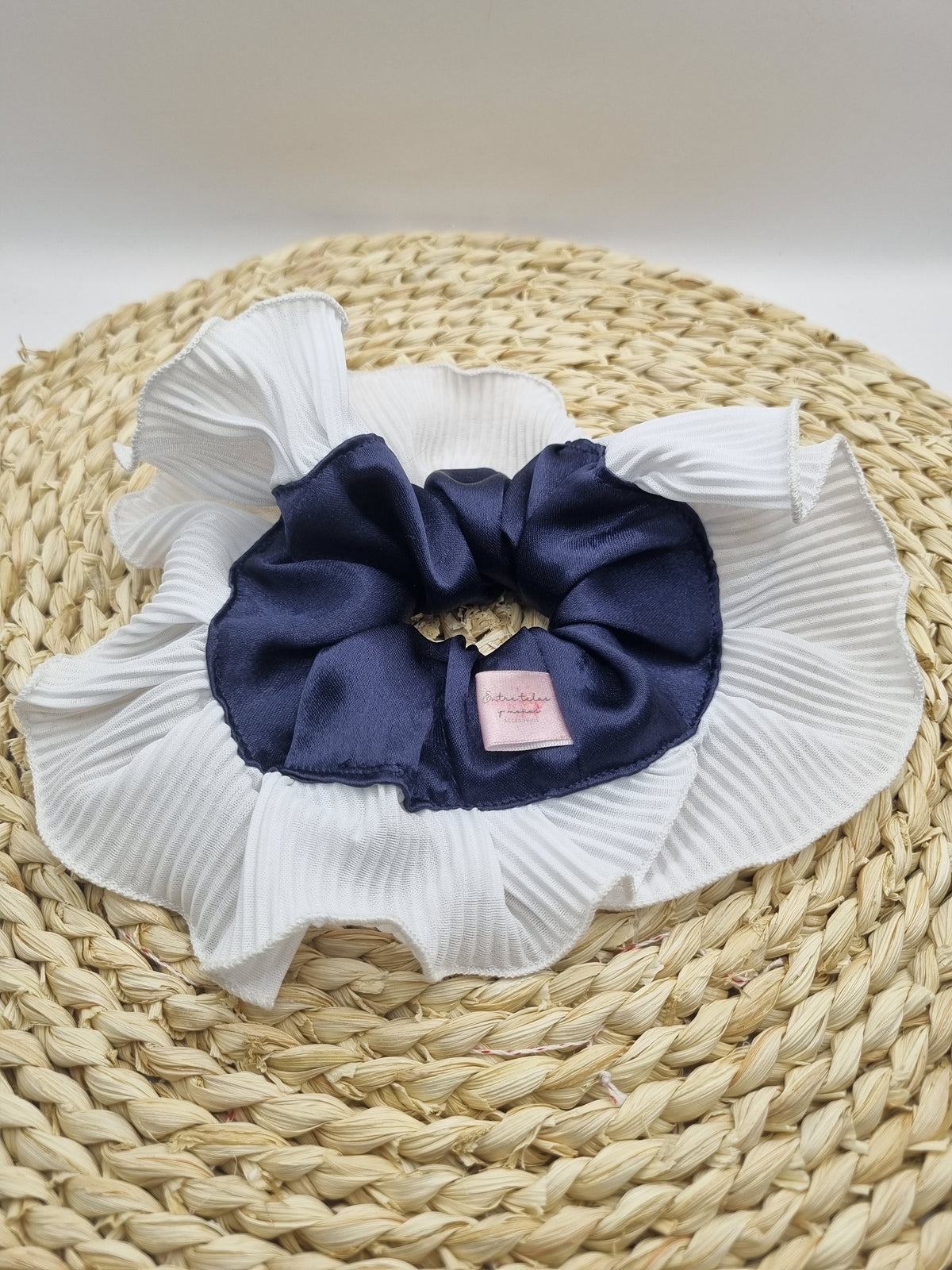 Rumba Simple Satín Azul Marino con Plisado Blanco