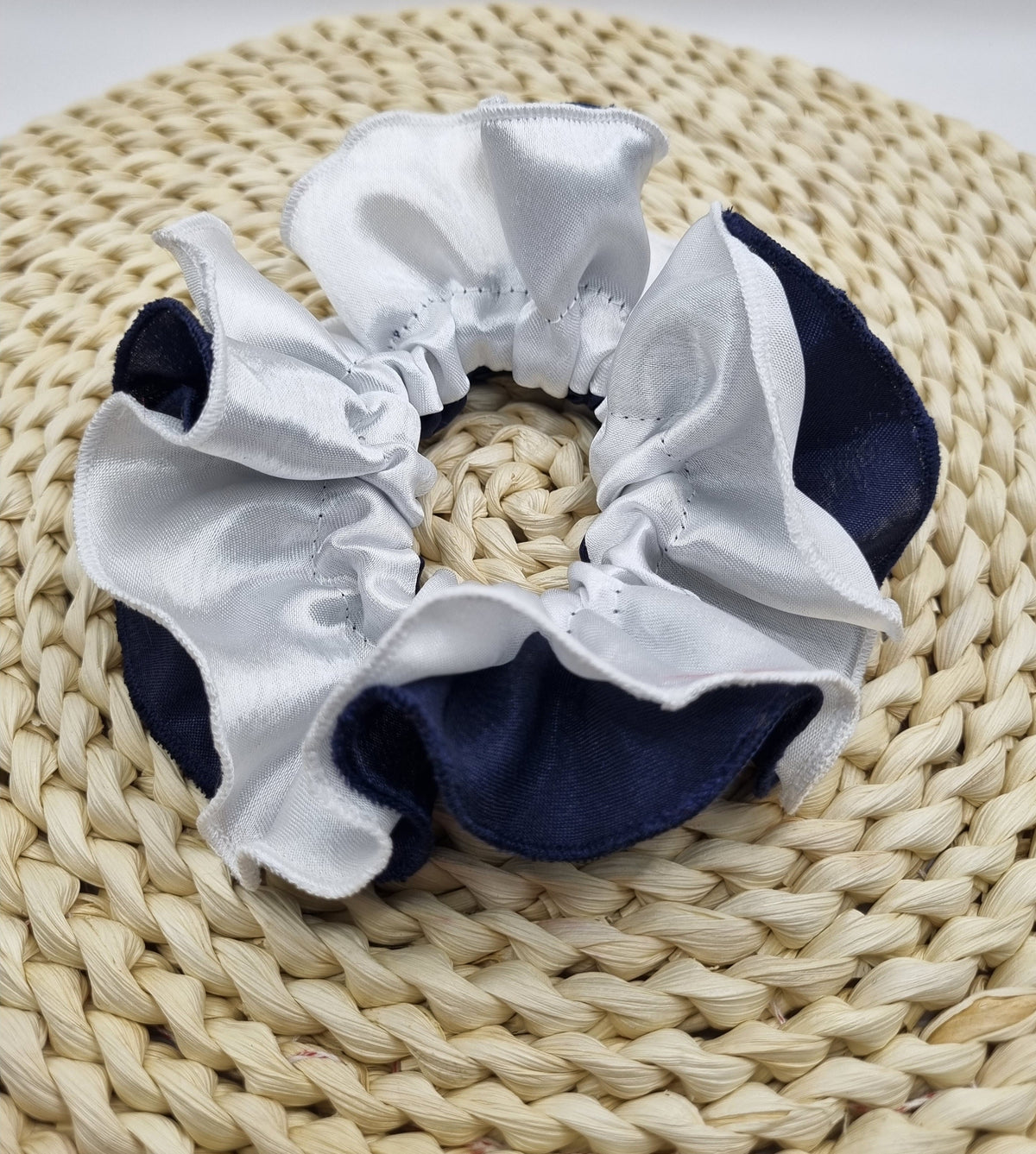 Azul marino y blanco