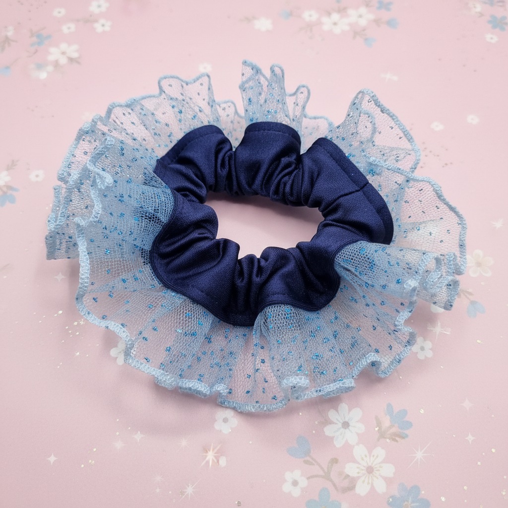 Mini Rumba satén azul marino con encaje celeste sobre fondo rosado femenino con flores